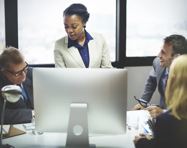 Geschäftsleute diskutieren in Unternehmen — Stockfoto