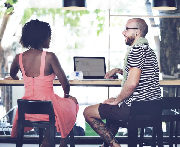 Homem e mulher trabalhando com laptop — Fotografia de Stock