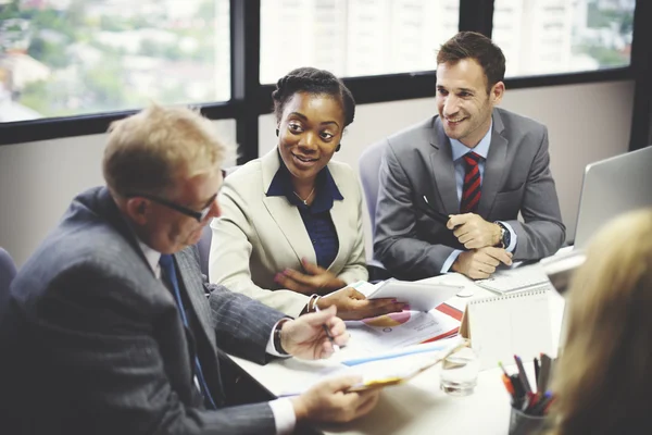 Les gens d'affaires brainstorming dans le bureau — Photo