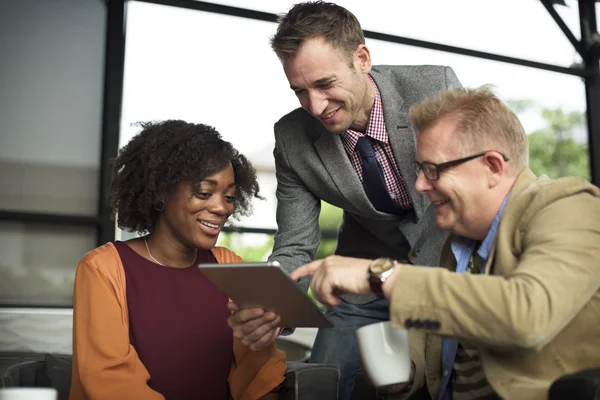 Grupo de empresarios que trabajan juntos — Foto de Stock