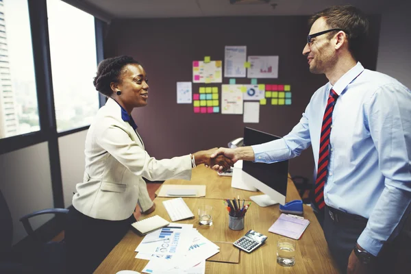 Business people handshaking to confirm deal — Stock Photo, Image