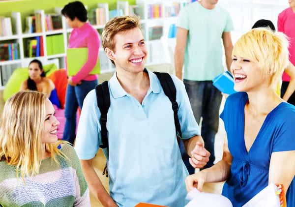 Studenter som studerer i skolen – stockfoto