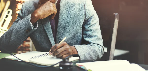 Uomo d'affari che lavora nel suo ufficio — Foto Stock