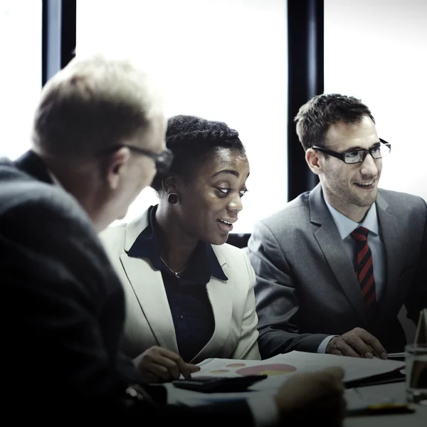 Mensen uit het bedrijfsleven brainstormen in office — Stockfoto