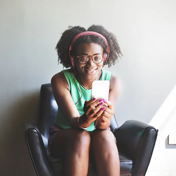 Menina com fones de ouvido ouvir música — Fotografia de Stock