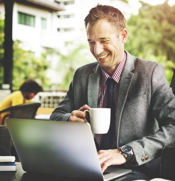 Geschäftsmann arbeitet am Laptop — Stockfoto