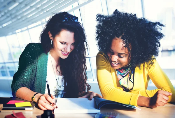 Studentinnen lernen im Klassenzimmer — Stockfoto