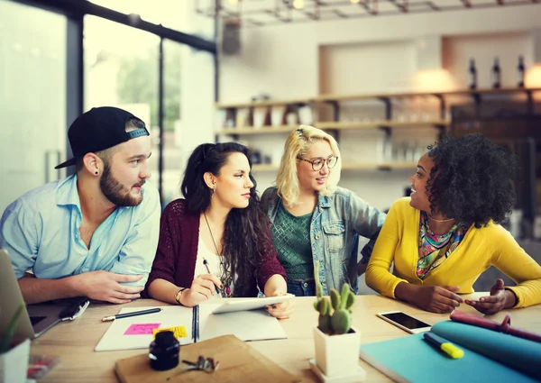 Högskolestudenter brainstorming i klassrummet — Stockfoto