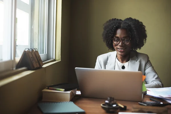 Businesswoman working on laptop computer — Stock Photo, Image