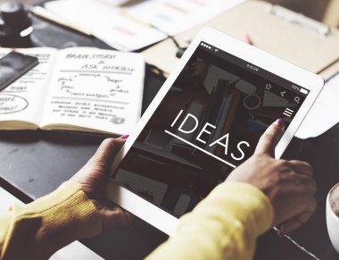 dijital tablet kullanan kadın