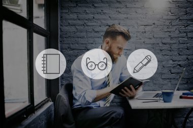Ofiste çalışan iş adamı