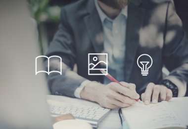 Ofiste çalışan iş adamı