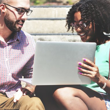 dizüstü bilgisayar ile merdivenlerde Çift