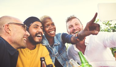 Sahilde selfie alarak arkadaşlar