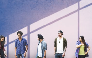 duvara karşı neşeli öğrenciler