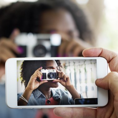 Kızın üstünde hareket eden telefon fotoğraf makinesi ile fotoğraf