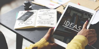 dijital tablet kullanan kadın