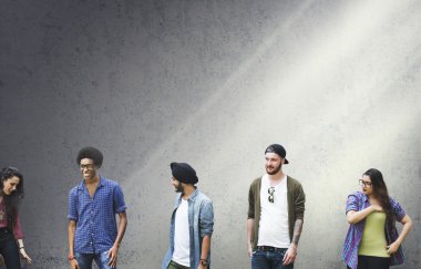 duvara karşı neşeli öğrenciler