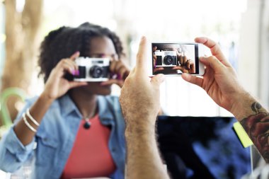 Kızın üstünde hareket eden telefon fotoğraf makinesi ile fotoğraf