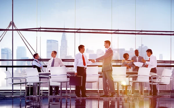 Dos hombres de negocios estrechando las manos — Foto de Stock