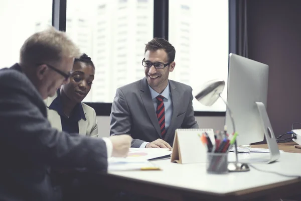 Les gens d'affaires brainstorming dans le bureau — Photo