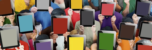 Diversity-Menschen decken Gesichter mit digitalen Tablets ab — Stockfoto