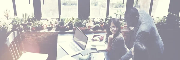 Gente de negocios lluvia de ideas en la oficina — Foto de Stock