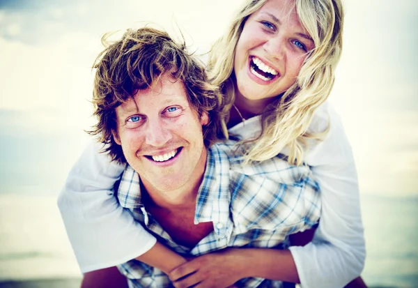 Paar op strand verlijmen Concept — Stockfoto