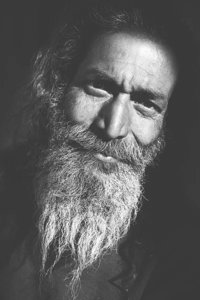 Индийский человек в поисках камеры — стоковое фото