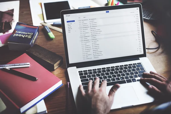 İşadamı dizüstü düşünme kavramı çalışma kullanma