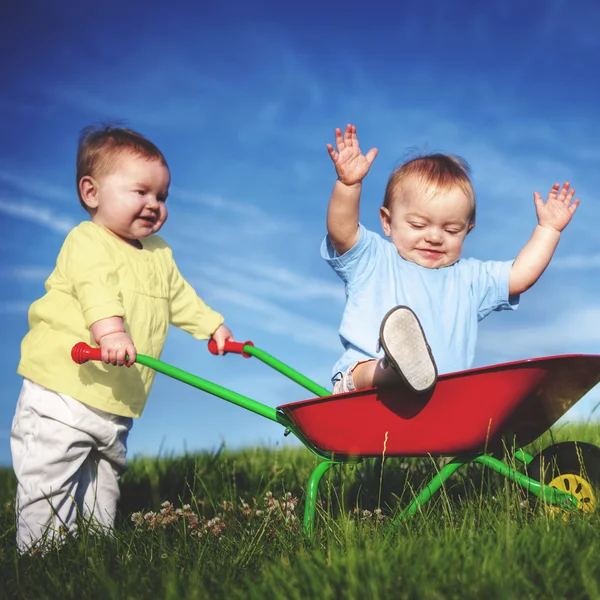 Deux bébés jouant ensemble — Photo