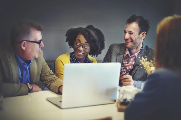 Gente de negocios teniendo discusión corporativa —  Fotos de Stock