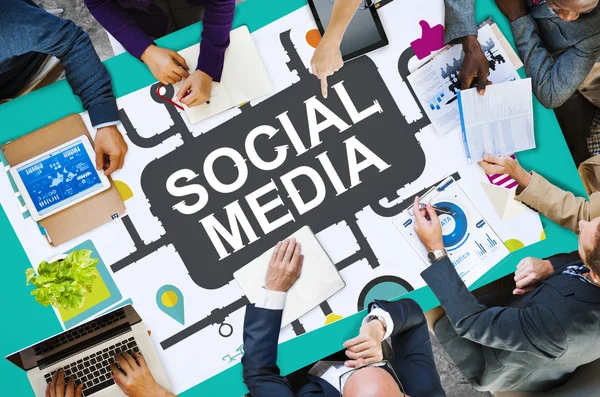 Grupo de Empresarios y Medios Sociales — Foto de Stock
