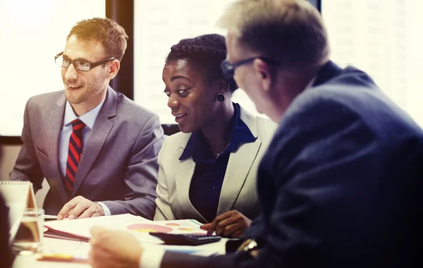 Brainstorming von Geschäftsleuten im Büro — Stockfoto