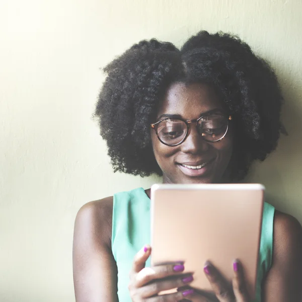 Jonge vrouw met behulp van digitale Tablet PC — Stockfoto