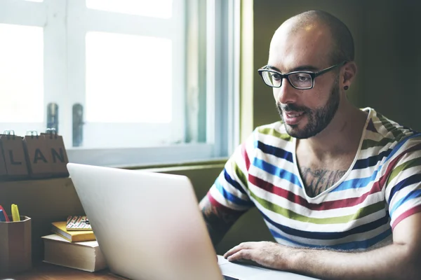 Man werkt op laptop computer — Stockfoto