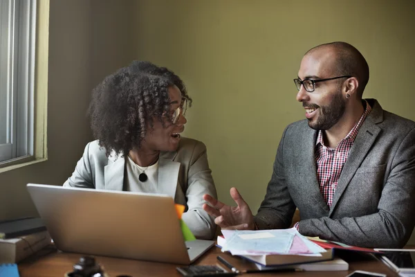 Socios comerciales que trabajan juntos en la oficina — Foto de Stock