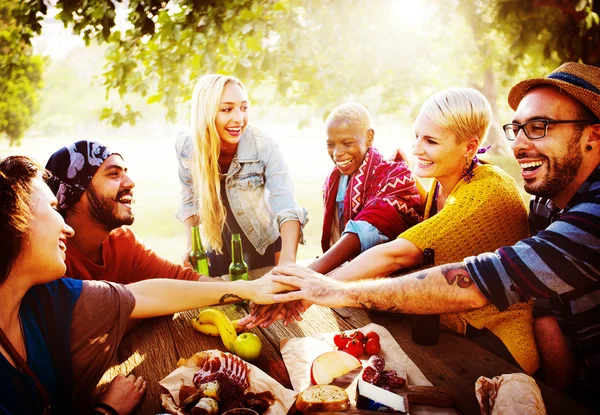 Amigos desfrutando de tempo juntos ao ar livre — Fotografia de Stock