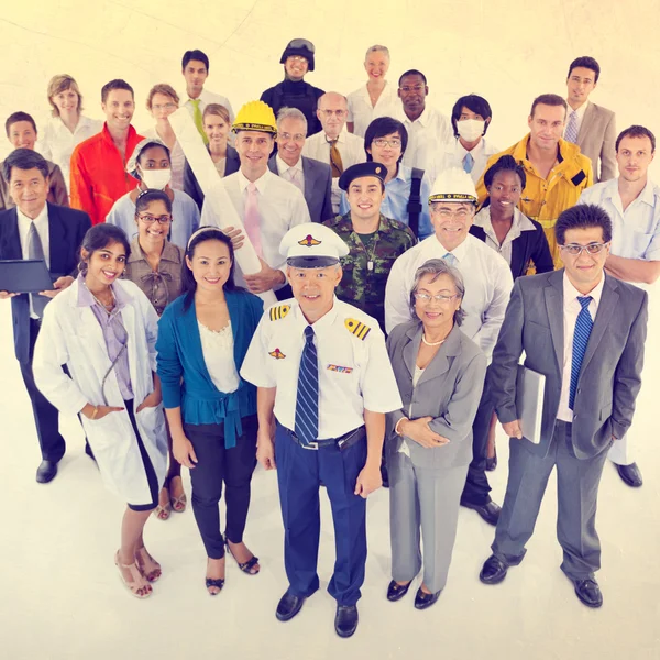 Groep van mensen uit het bedrijfsleven permanent samen — Stockfoto