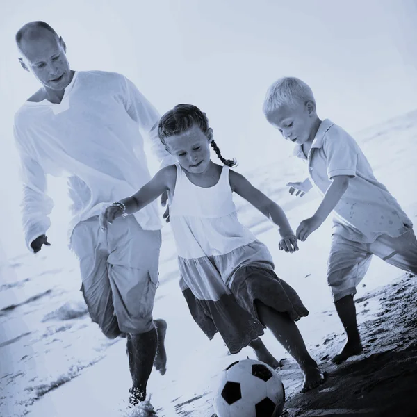 Babası kumsalda futbol oynayan çocuklar ile — Stok fotoğraf