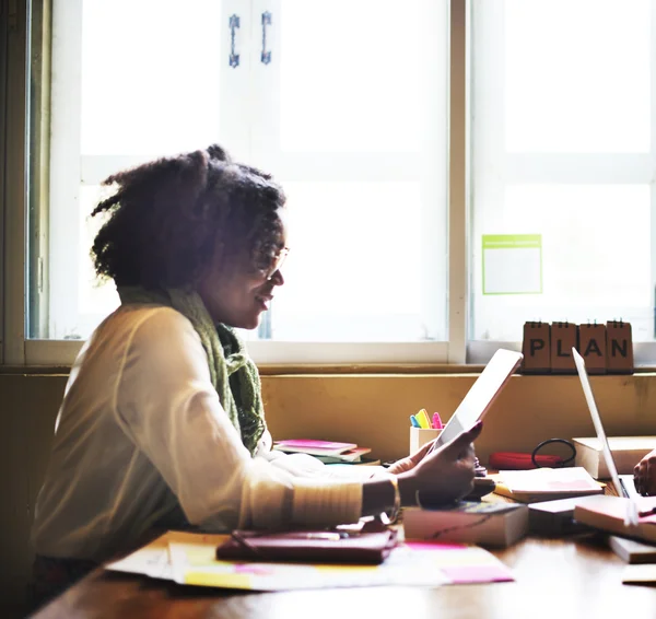 Geschäftsfrau arbeitet am Laptop — Stockfoto