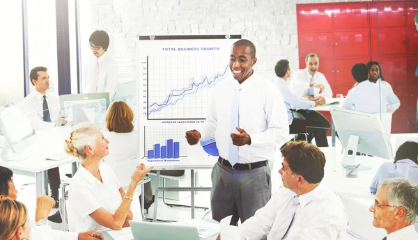 Geschäftsleute bei der Präsentation im Büro — Stockfoto