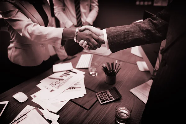 Business mensen handshaking te bevestigen deal — Stockfoto