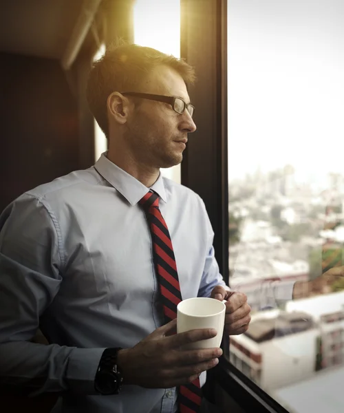 Hombre de negocios sosteniendo taza de café —  Fotos de Stock