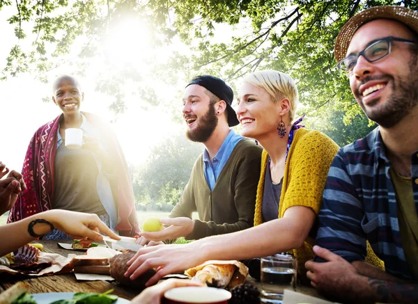 Vänner maten utomhus — Stockfoto