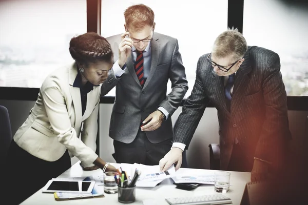 Geschäftsleute diskutieren in Unternehmen — Stockfoto