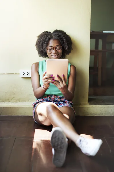 Jonge vrouw met behulp van digitale Tablet PC — Stockfoto
