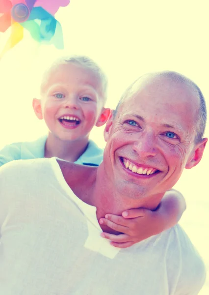 Pai e filho onHoliday, Piggyback Concept — Fotografia de Stock