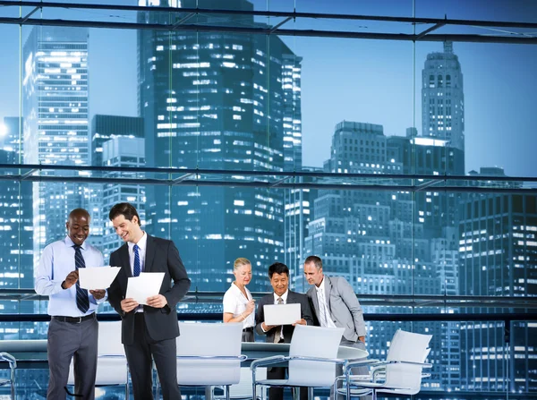 Geschäftsleute, die im Büro arbeiten — Stockfoto