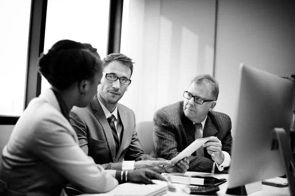 Empresários brainstorming no escritório — Fotografia de Stock